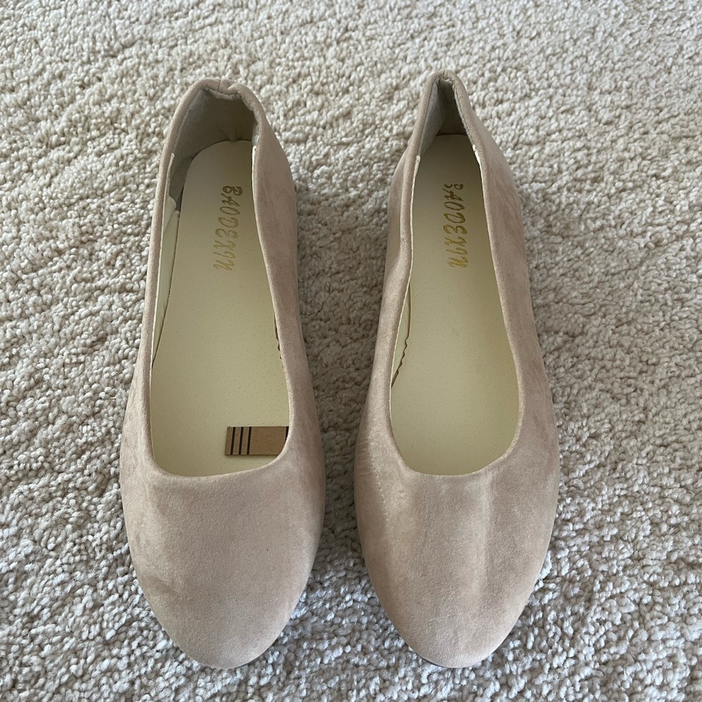 FAUX SUEDE TAUPE BALLET FLATS. SIZE 8. NEW!!! Round toe.